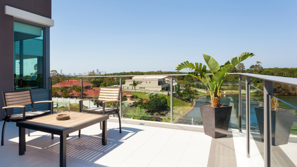 5 Ways to Avoid Delays and Quality Issues When Ordering Large-Scale Glass Railing Systems