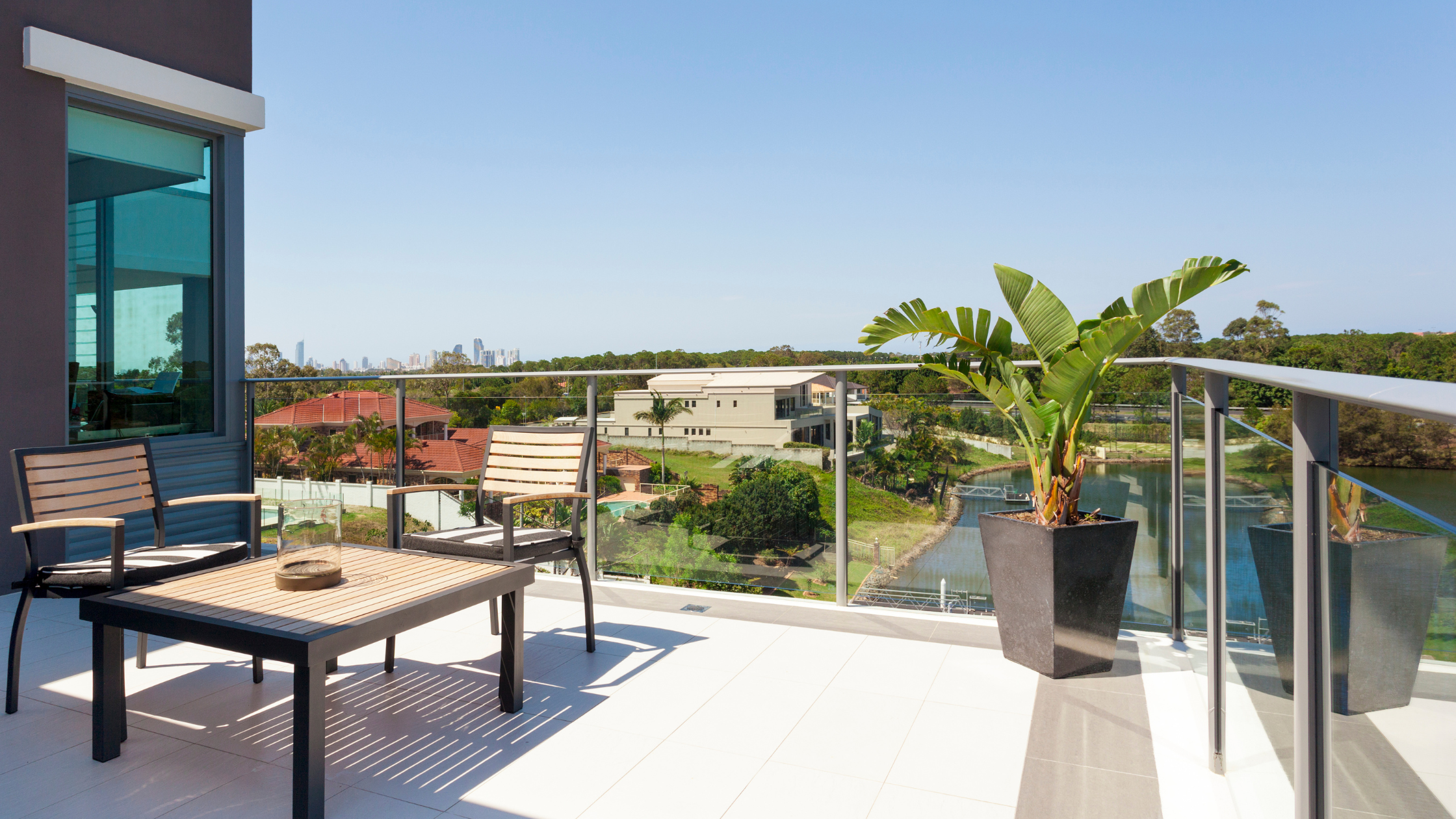 5 Ways to Avoid Delays and Quality Issues When Ordering Large-Scale Glass Railing Systems